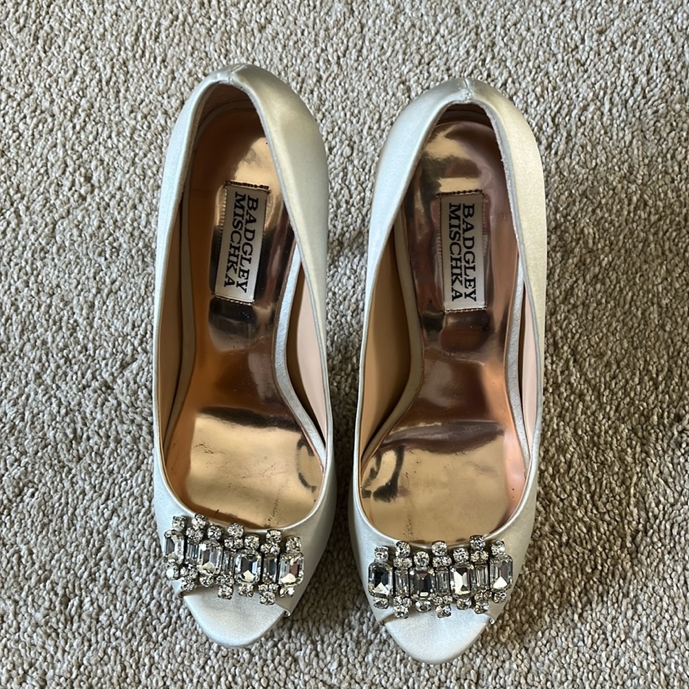 Badgley Mischka Ivory Crystal Embellished Peep Toe Pump Size 7
